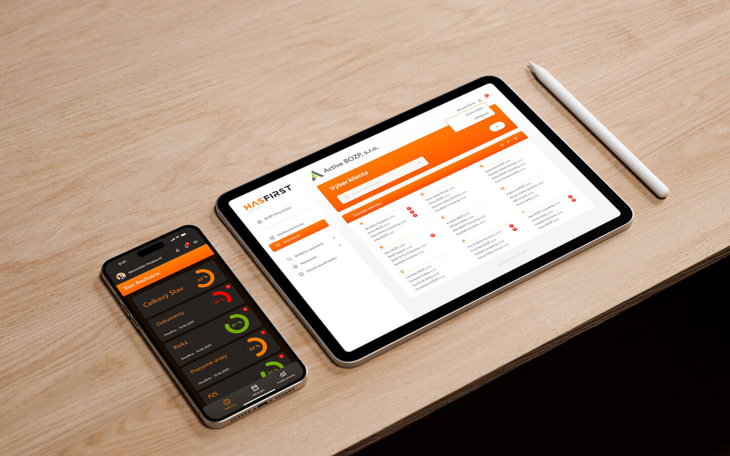 Zakázkový software pro řízení procesů bezpečnosti práce zobrazený na mobilu a tabletu